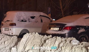 Заблокированные снегом парковки в Барнауле.