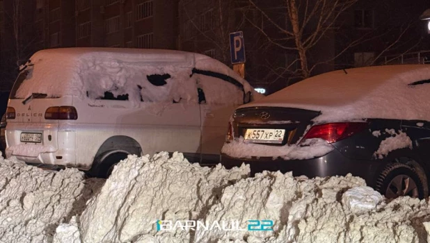 Заблокированные снегом парковки в Барнауле.