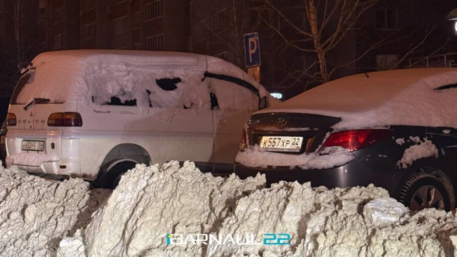 Заблокированные снегом парковки в Барнауле.
