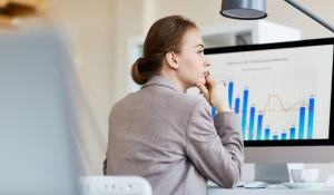 Специалист анализирует статистические данные.