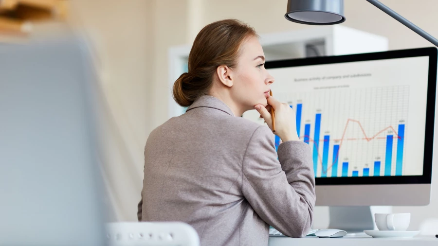 Специалист анализирует статистические данные.