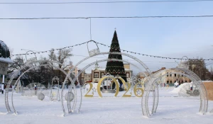Новогодний городок на площади Свободы продолжают оформлять.