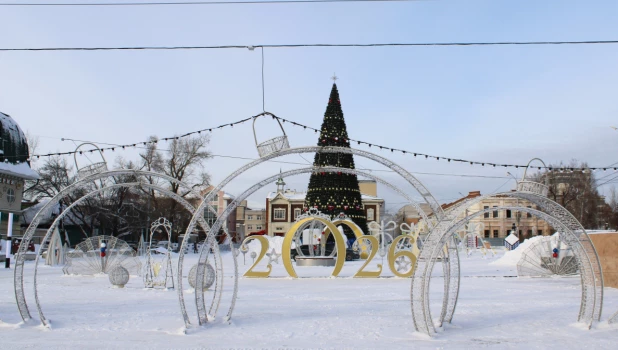 Новогодний городок на площади Свободы продолжают оформлять.