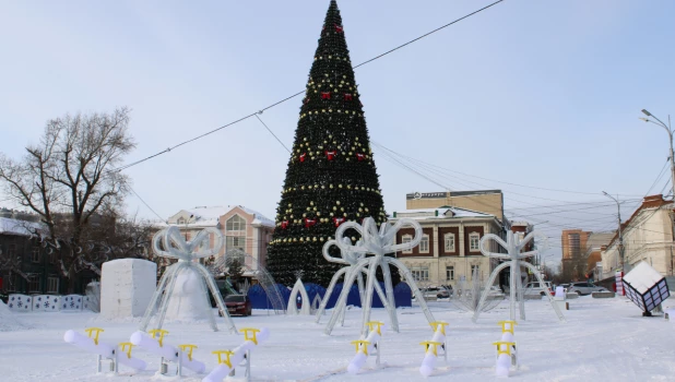 Новогодний городок на площади Свободы продолжают оформлять.