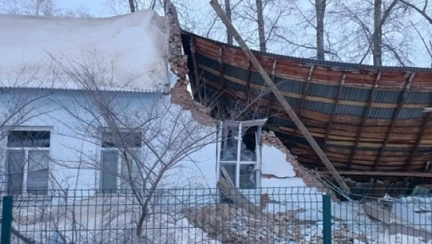 Обрушилось здание спортивной школы.