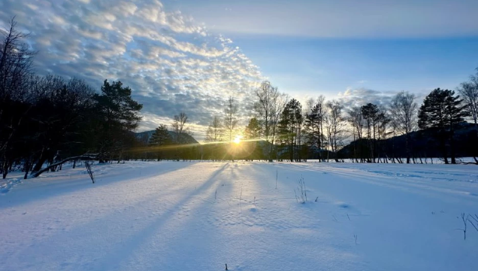 Телецкое озеро в золотых лучах Солнца. 