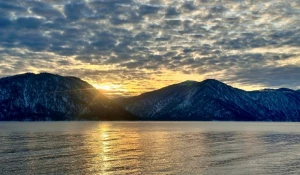 Телецкое озеро в золотых лучах Солнца. 