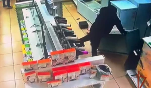 Мужчина громит магазин в Камне-на-Оби. 