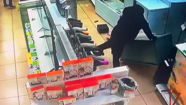 Мужчина громит магазин в Камне-на-Оби. 