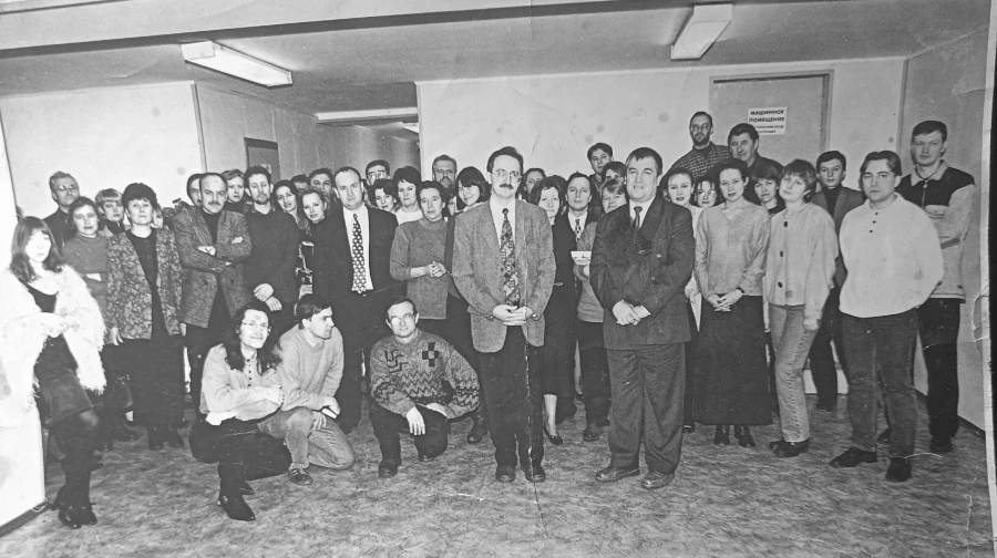 Фото сделано в конце 90-х. Здания ИД «Алтапресс» тогда еще не существовало. 