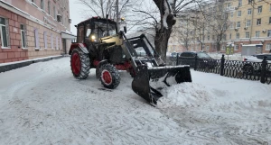 Дорожные службы Барнаула очищают тротуары и улицы от снега