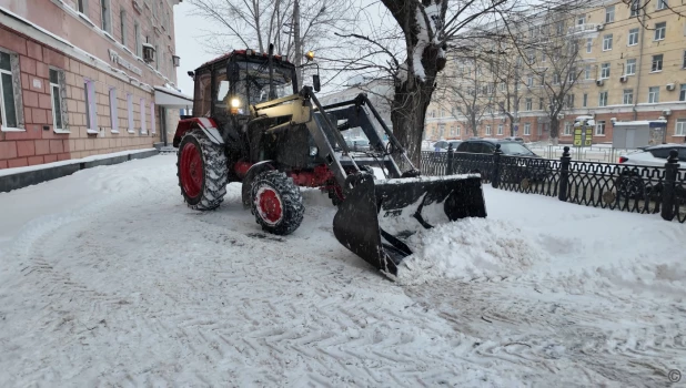 Дорожные службы Барнаула очищают тротуары и улицы от снега