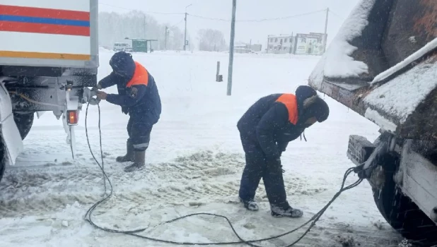 Спасатели вызволили из снежного плена автомобили на алтайских трассах