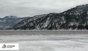 Телецкое озеро после попытки замерзнуть. 