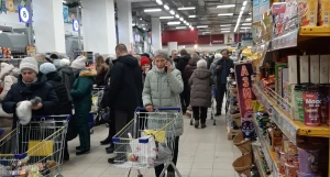Наплыв покупателей в ТРЦ «Пионер» перед Новым годом. 