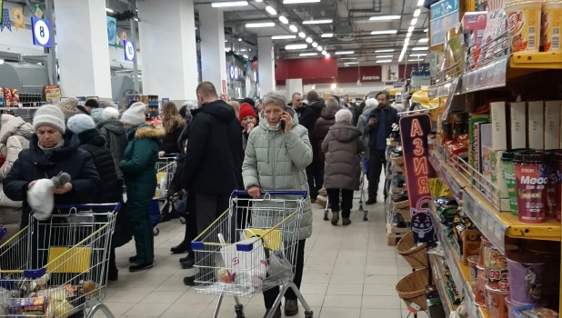 Наплыв покупателей в ТРЦ «Пионер» перед Новым годом. 