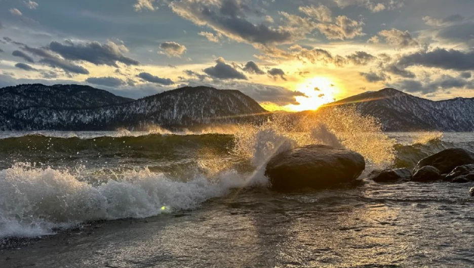 Закат над Телецким озером. 