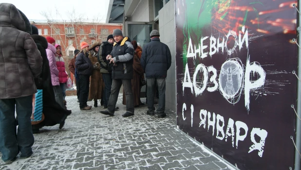 Очереди на премьеру «Дневного дозора» в Барнауле в 2006 году.