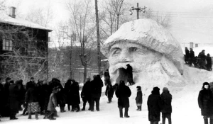 Новогодняя площадь Свободы в Барнауле в 1950-х и 1970-х.