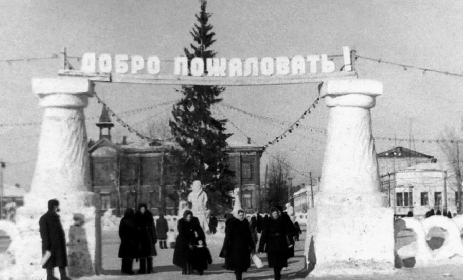 Новогодняя площадь Свободы в Барнауле в 1950-х и 1970-х.