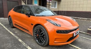 Zeekr 001 продают в Барнауле за 4,5 млн рублей.