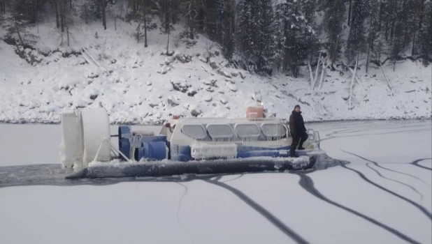 Сибиряк провел почти двое суток в замерзшей аэролодке.