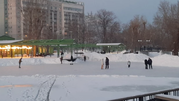 Каток в парке Изумрудный