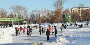 Барнаульцы активно отдыхают на катке в Изумрудном парке.