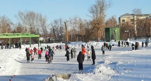 Барнаульцы активно отдыхают на катке в Изумрудном парке.