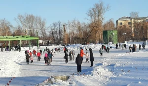 Барнаульцы активно отдыхают на катке в Изумрудном парке.