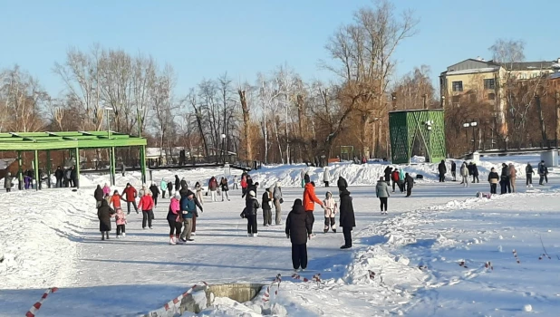 Барнаульцы активно отдыхают на катке в Изумрудном парке.