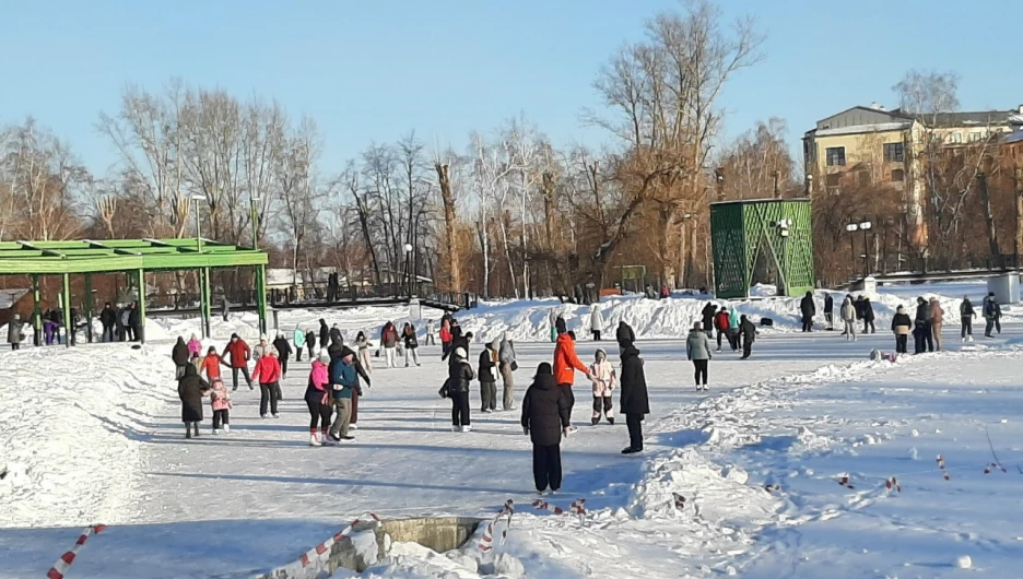 Барнаульцы активно отдыхают на катке в Изумрудном парке.