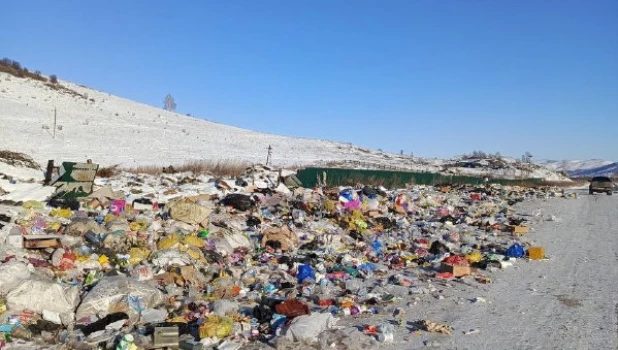 Жители Чарышского района просят власти убрать стихийную свалку на дороге в село Малый Бащелак.