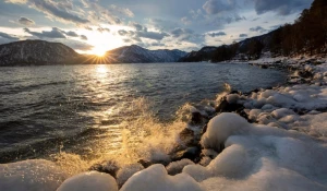 Пленительно-душераздирающий закат на Золотом озере сняли в Алтайском заповеднике.