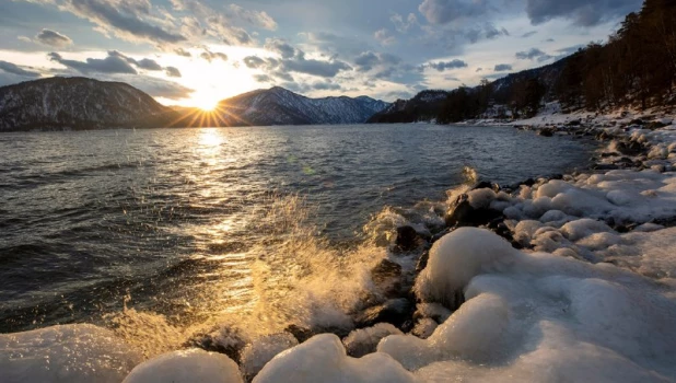 Пленительно-душераздирающий закат на Золотом озере сняли в Алтайском заповеднике.