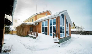 В Барнауле продают коттедж за 33 млн рублей.