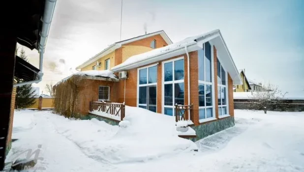 В Барнауле продают коттедж за 33 млн рублей.