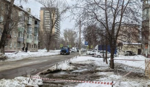 Утечка на водопроводе в Барнауле.