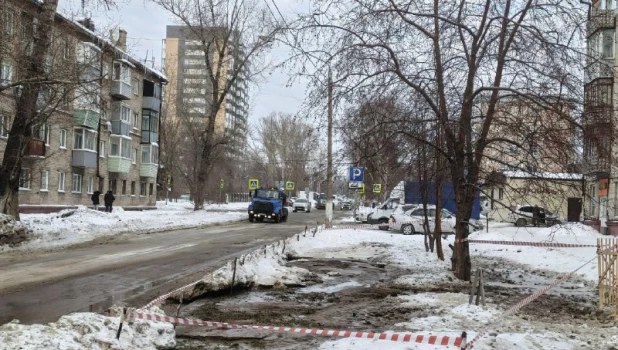Утечка на водопроводе в Барнауле.