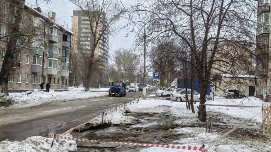Утечка на водопроводе в Барнауле.