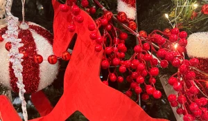 Красная огненная лошадь на елке.