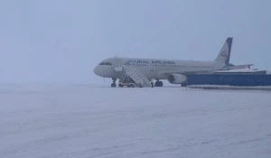 Самолет «Уральских авиалиний» в Барнауле.