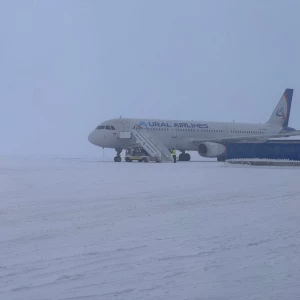 Самолет «Уральских авиалиний» в Барнауле.