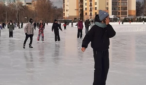 Барнаульцы отправились на каток «Клевченя». 