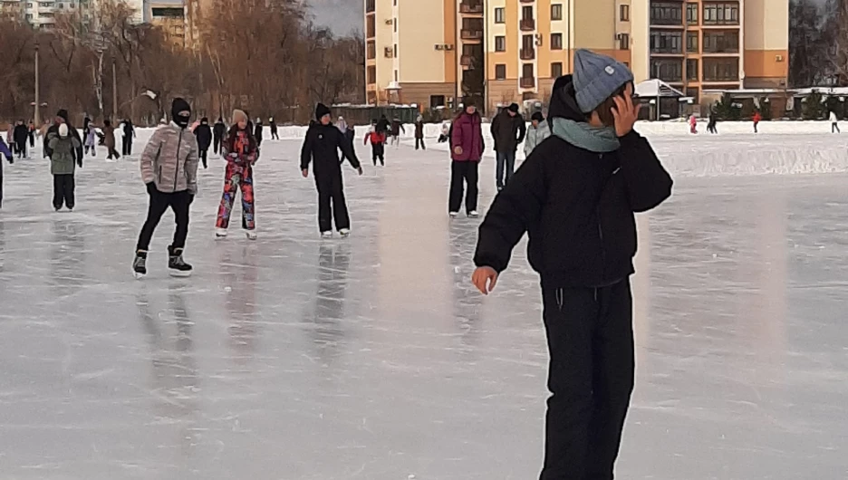 Барнаульцы отправились на каток «Клевченя». 