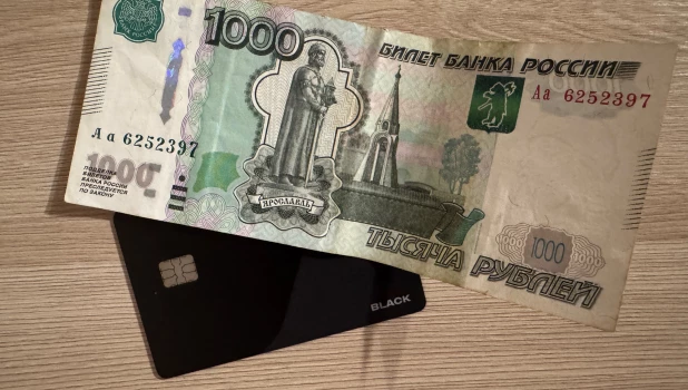 Деньги на карте, 1000 рублей.