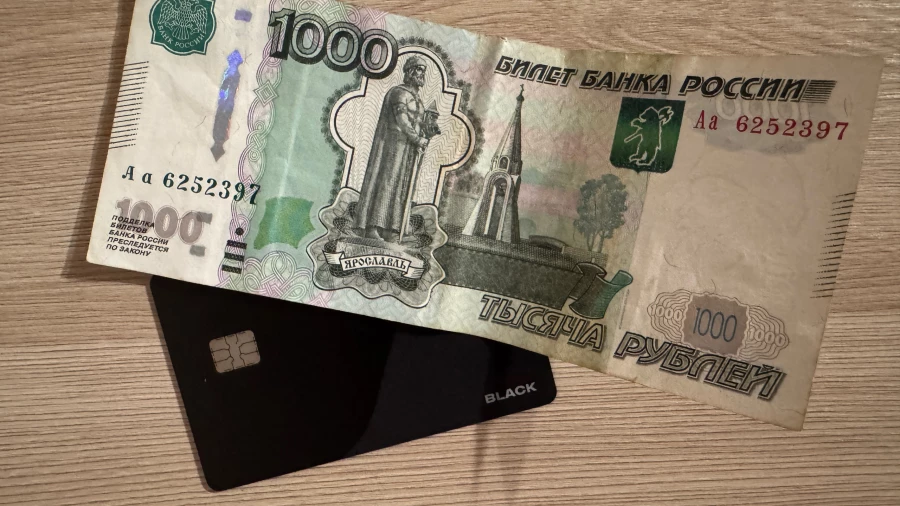 Деньги на карте, 1000 рублей.