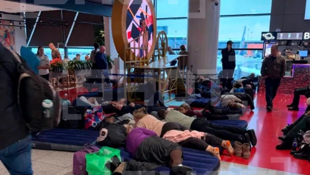Пассажиры разложили матрасы в Шереметьево. 