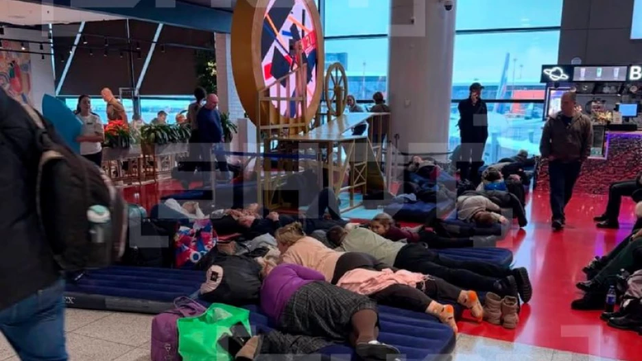 Пассажиры разложили матрасы в Шереметьево. 