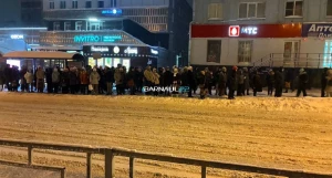 Автобусная остановка и 80 барнаульцев.